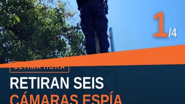 Fiscalía Michoacán retirando cámaras parásitas apatzingán instaladas en poste de energía eléctrica en zona urbana