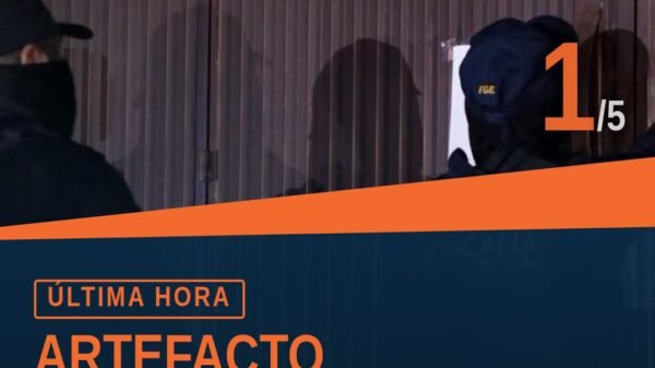 Fiscalía General del Estado de Michoacán asegura artefacto explosivo tingüindín en camioneta GMC durante cateo en colonia